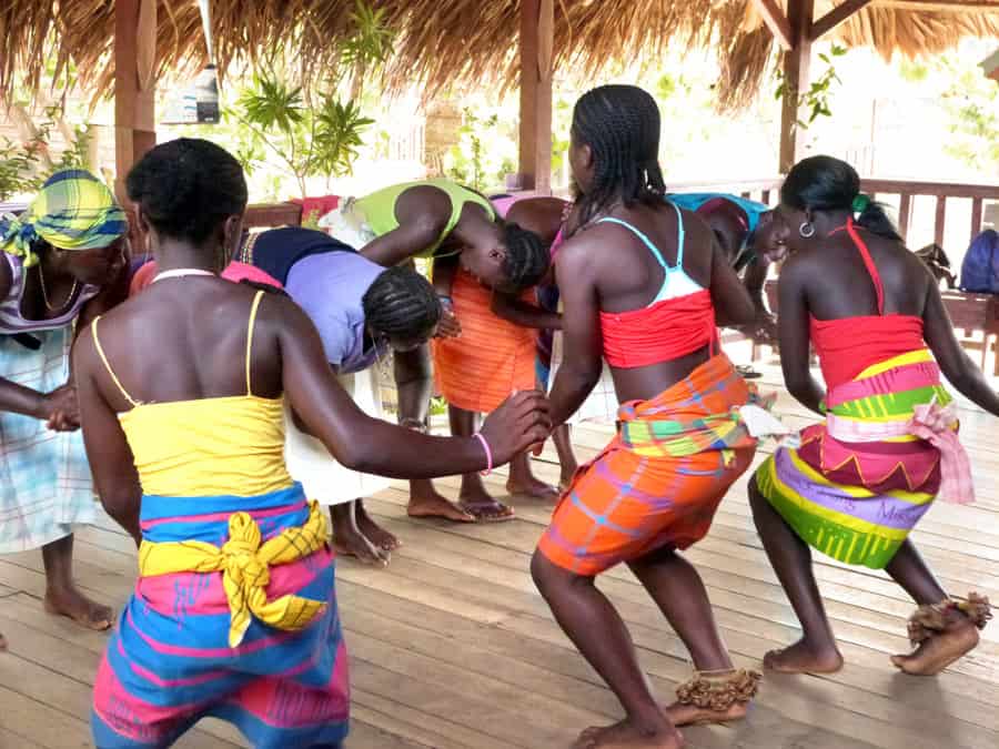 Traditionele Saramaccaanse dans tijdens een cultureel optreden