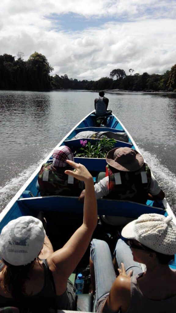 Varen per korjaal over de Boven-Surinamerivier naar Danpaati