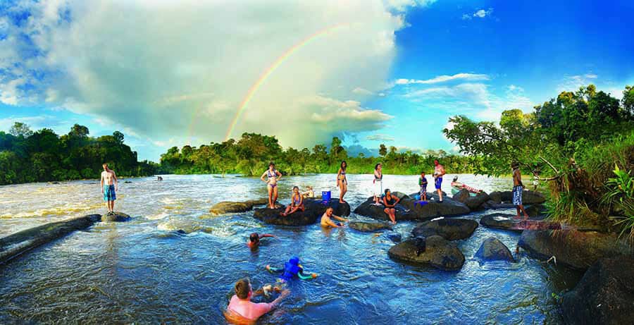 Zwemmen bij een sula (stroomversnelling) in de Boven-Suriname