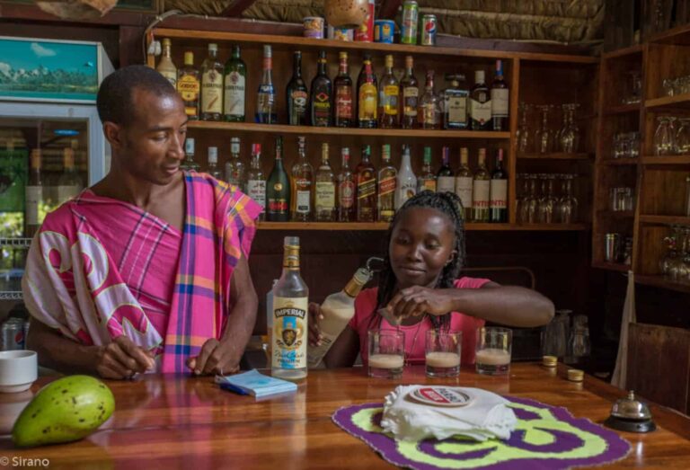 Medewerkers achter de bar van Danpaati River Lodge